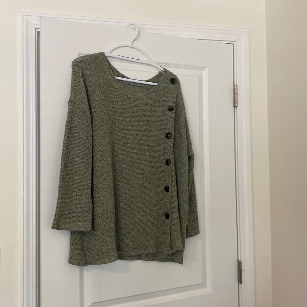 Lightweight sweater with faux buttons